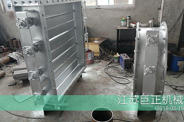 方形擋板門(寬7m),制作后期噴漆進(jìn)行中