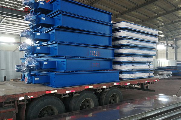 公司擋板門、膨脹節(jié)裝車過程中,準(zhǔn)備發(fā)貨了